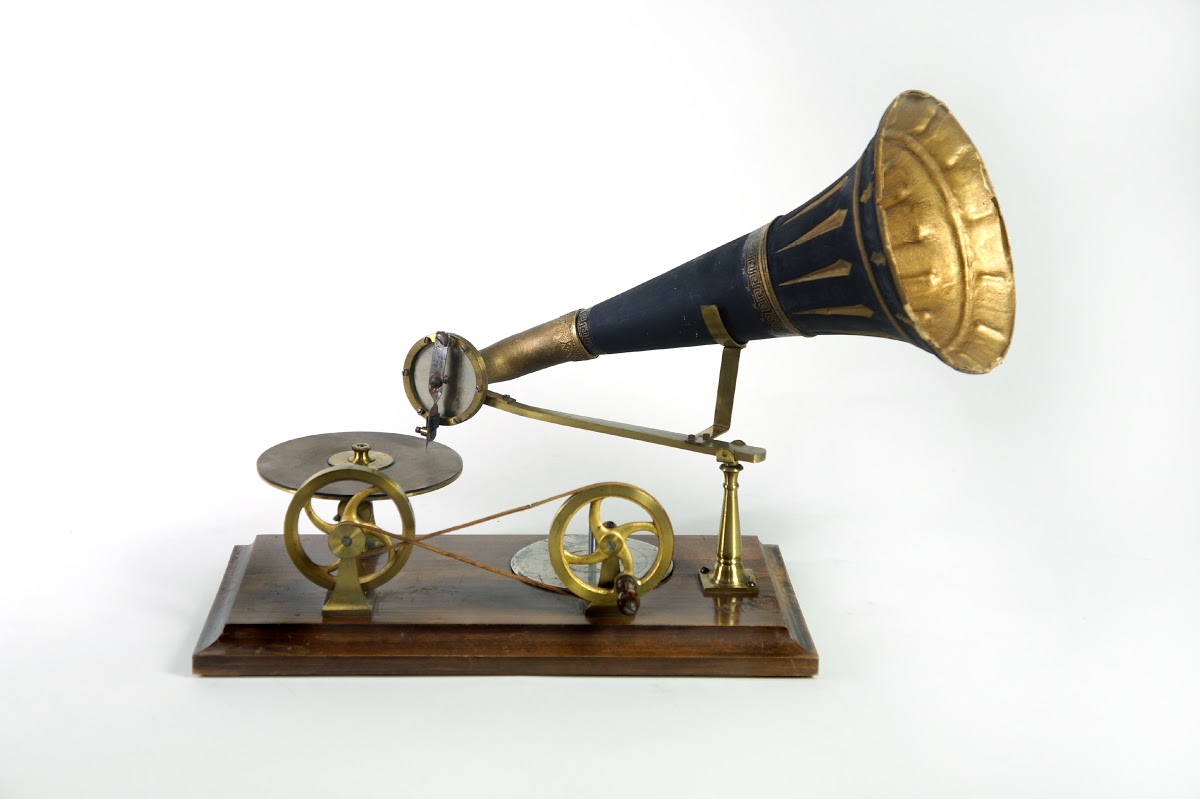 Gramofon historyczny.