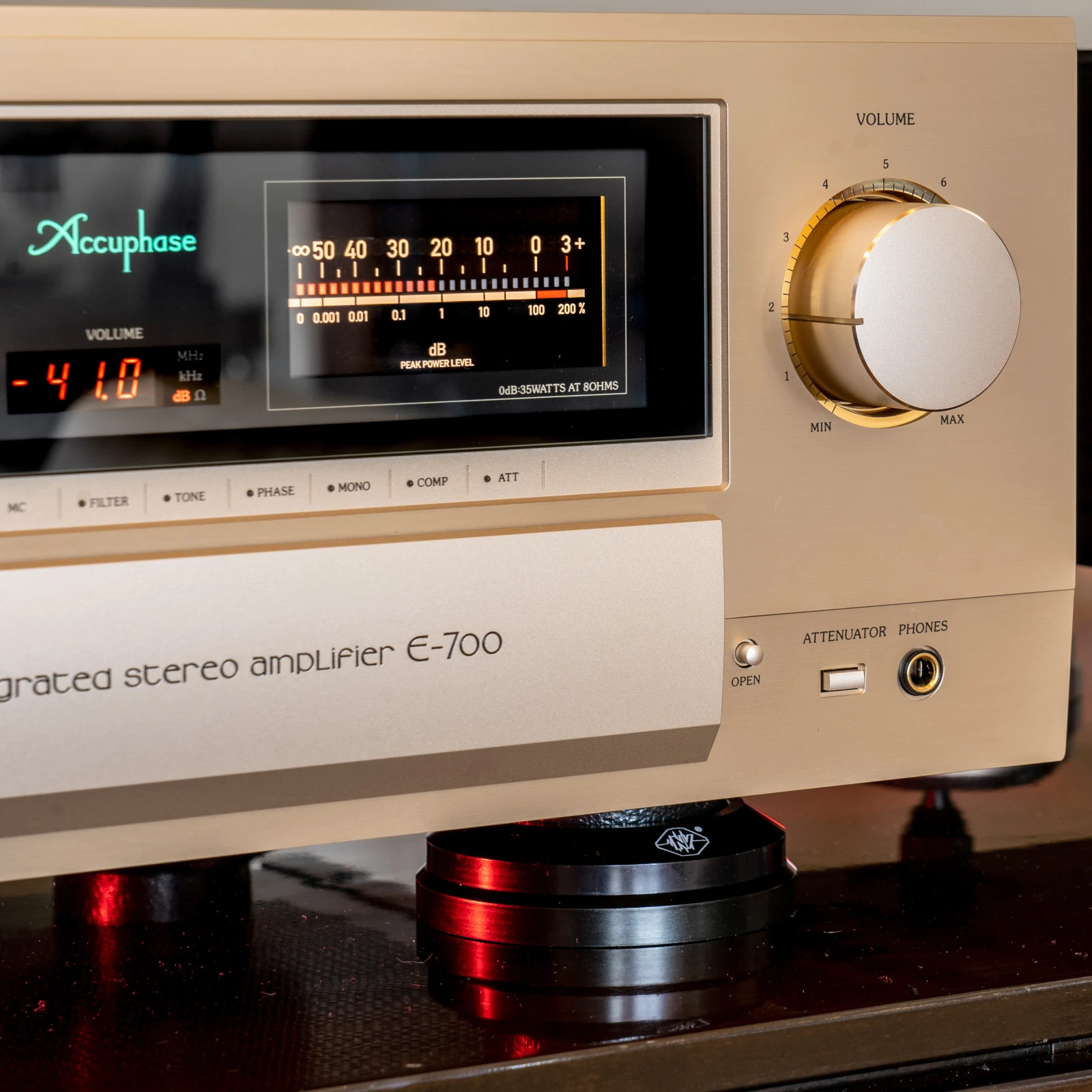 Podstawa antywibracyjna No Vibration pod wzmacniaczem Accuphase w systemie audio hi-end