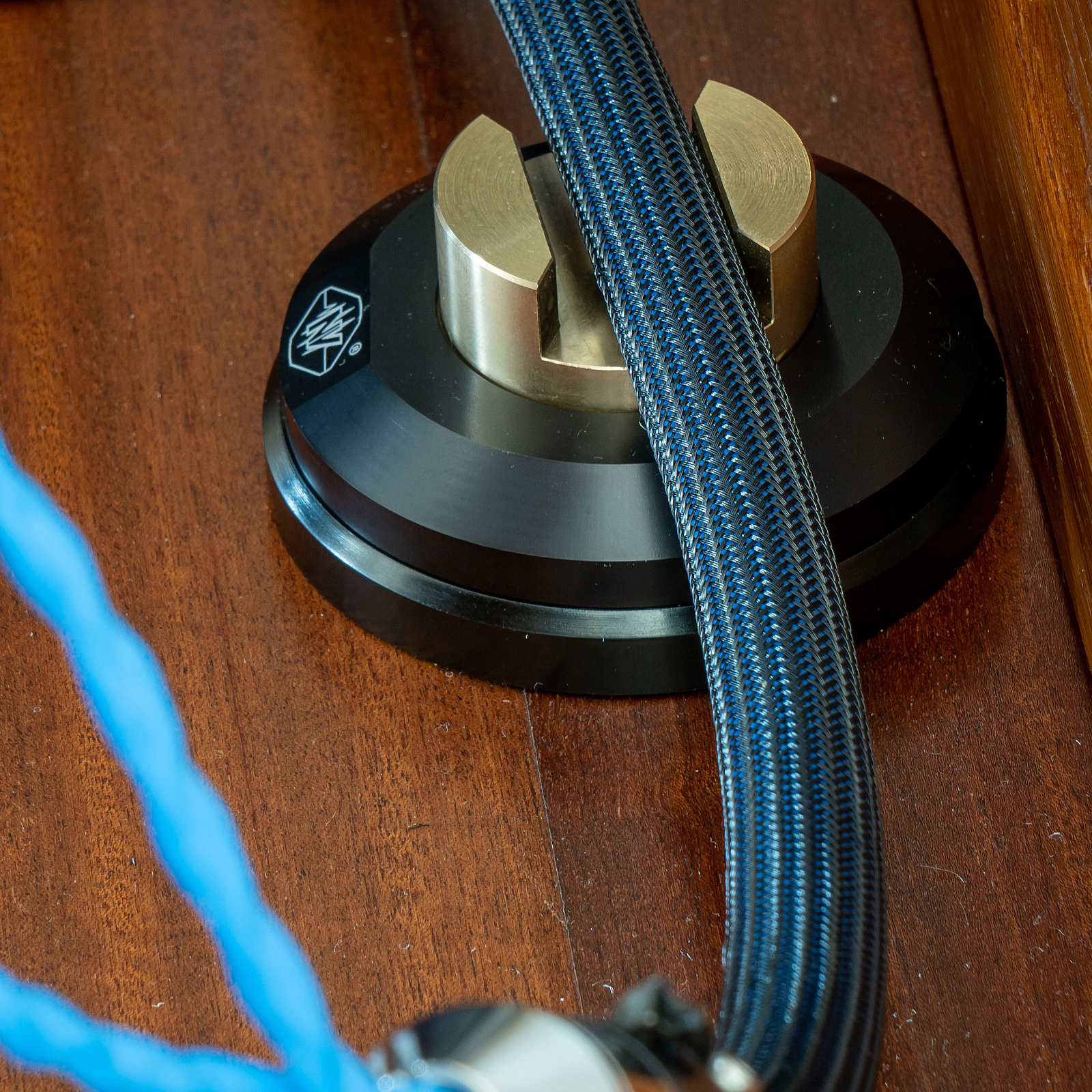 Podstawa No Vibration pod kable w systemie hi-end audio