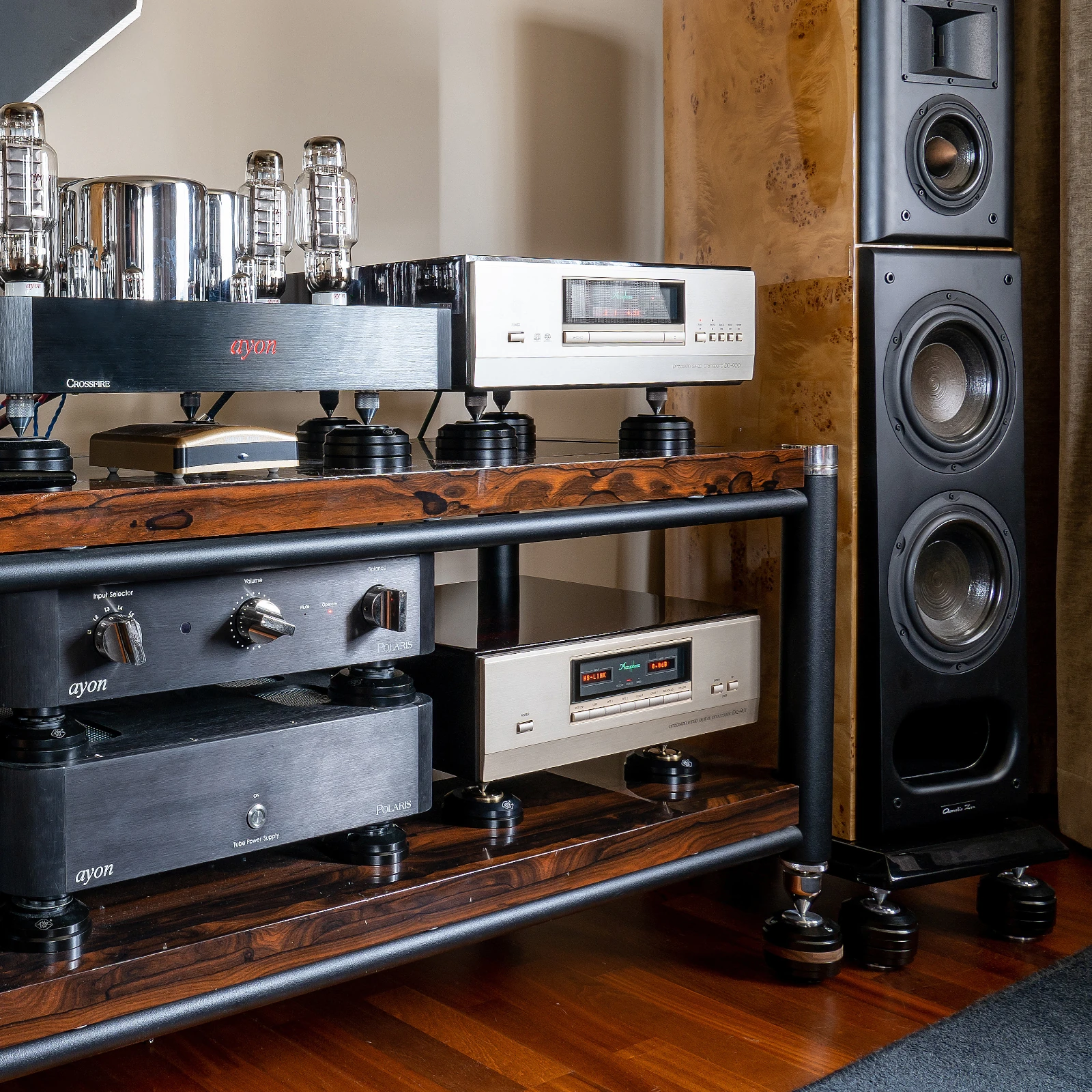 System hi-end audio z akcesoriami No Vibration pod kolumnami i elektroniką