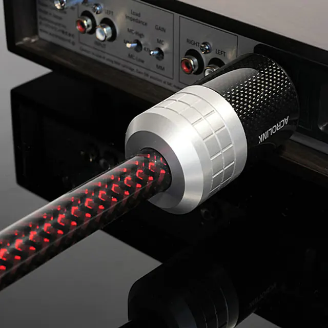 Zdjęcie przedstawia kable glosnikowe.