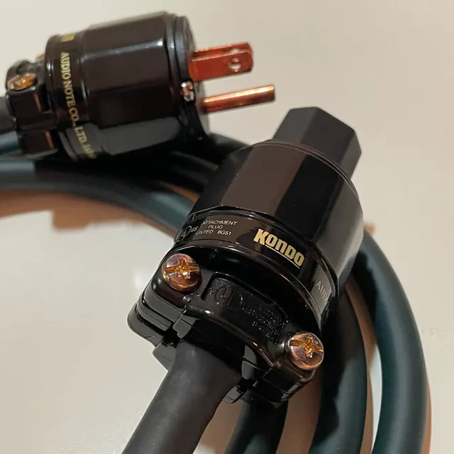 Zdjęcie przedstawia kable hi end kondo audio note z koncowkami.