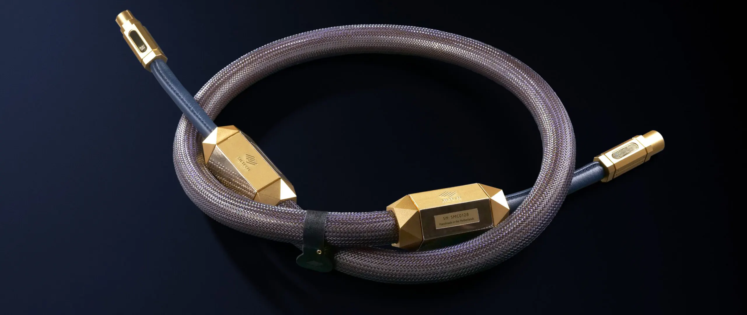 Zdjęcie przedstawia kable hi end siltech z koncowkami do gramofonow.