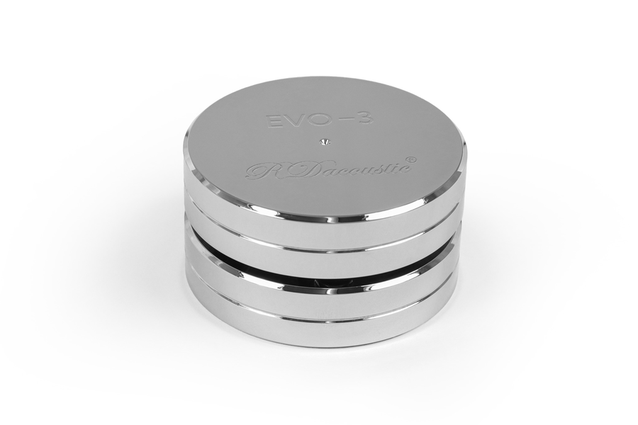 Srebrny izolator antywibracyjny EVO-3 marki RDacoustic w ujęciu pod kątem z inną perspektywą na białym tle, Gdańsk, Sopot, Gdynia, Trójmiasto.