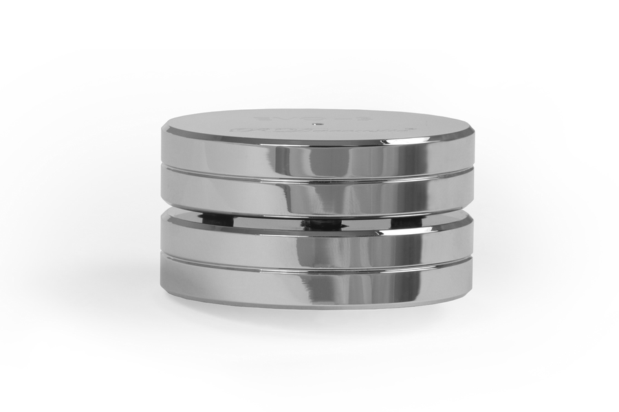 Srebrny izolator antywibracyjny EVO-3 marki RDacoustic w ujęciu bocznym na białym tle, Gdańsk, Sopot, Gdynia, Trójmiasto.