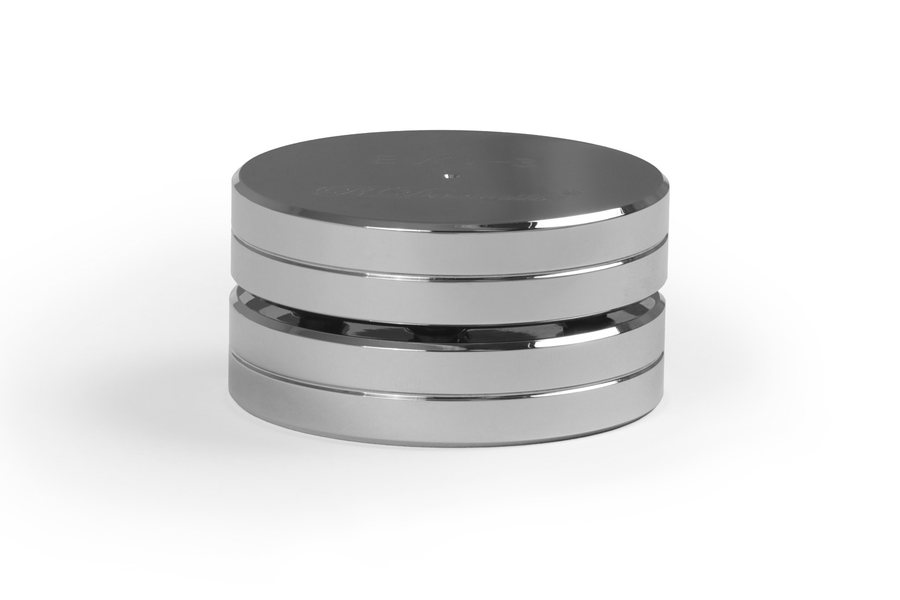 Srebrny izolator antywibracyjny EVO-3 marki RDacoustic w ujęciu bocznym z większym zbliżeniem na białym tle, Gdańsk, Sopot, Gdynia, Trójmiasto.